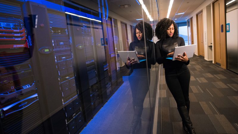 Especialista en seguridad monitoreando la sala de servidores
